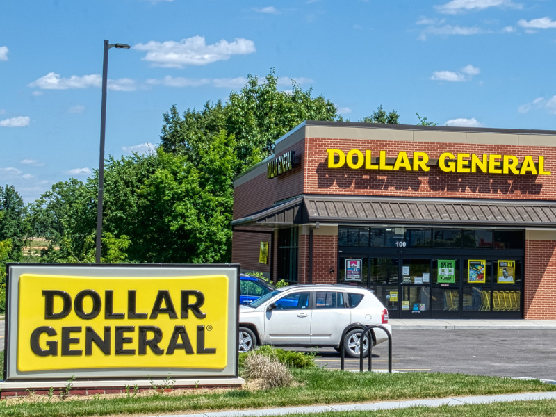Dollar General 商店，停车场有车，路边有黄色标志
